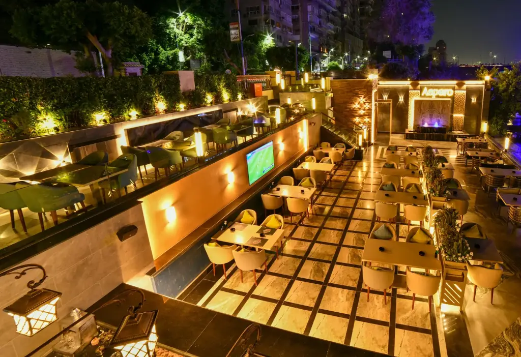 dining with entertainment