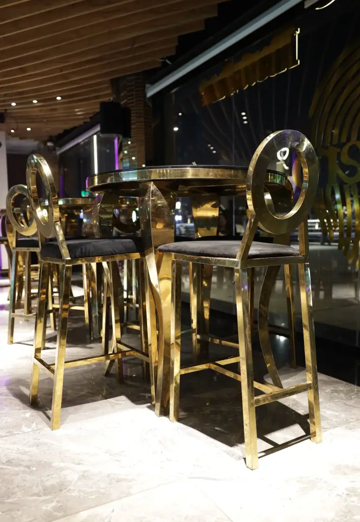 Open-Air vs Indoor Dining